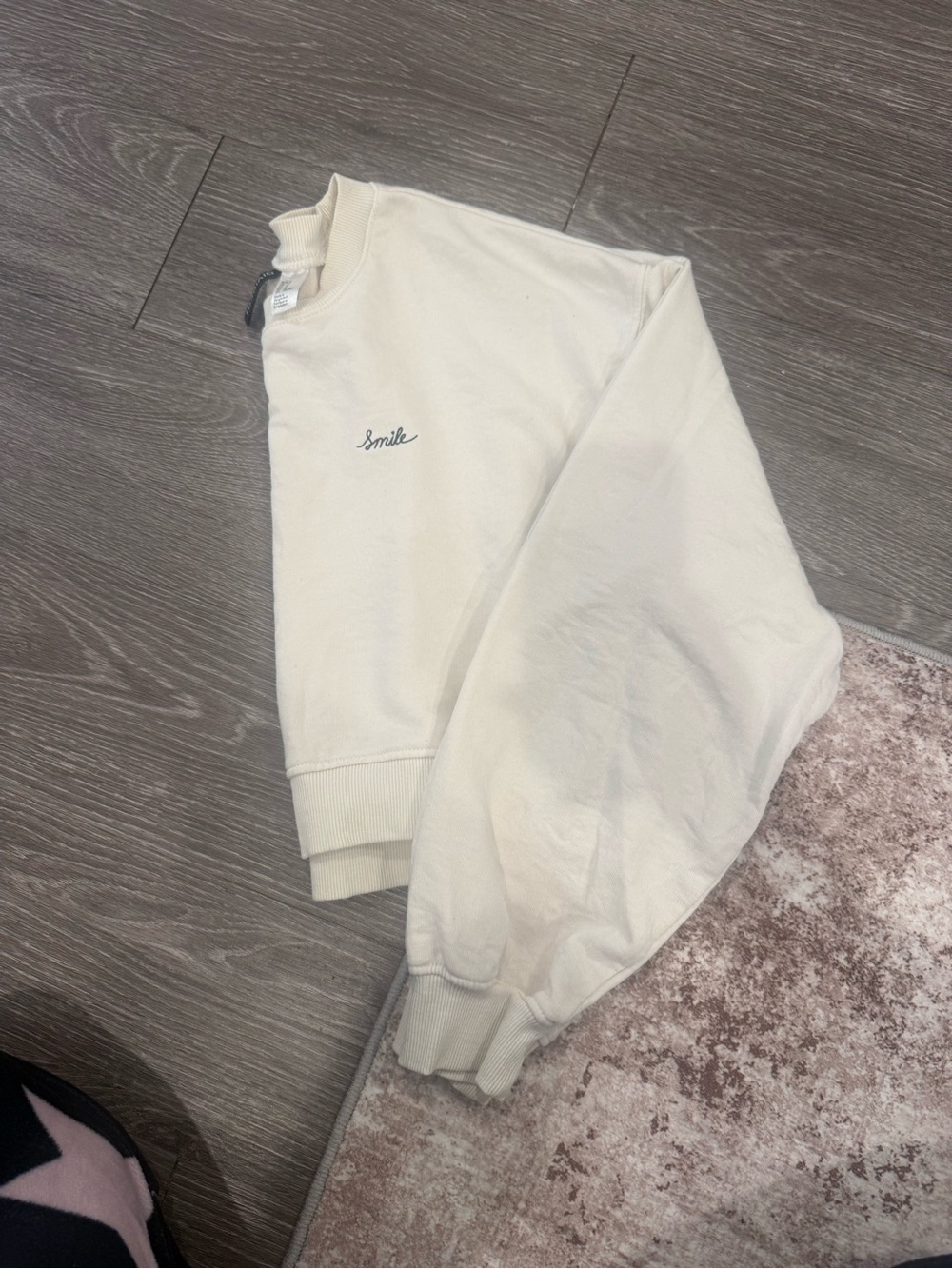 H&M Cream Cropped Sweatshirt with Small Script Logo - Picture 2 of 4